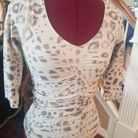 New Animal print ruched top - Picture 2 of 8